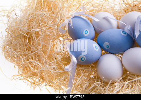 Foto di parecchie uova di Pasqua decorate con nastri Foto Stock