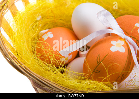 Immagine di coloratissimi decorate uova di Pasqua nel cestello Foto Stock
