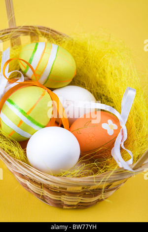 Immagine di diverse colorate uova di Pasqua nel cestello Foto Stock