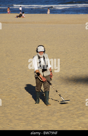 Rilevamento di metallo sulla spiaggia di Bournemouth, Bournemouth, Inghilterra Foto Stock