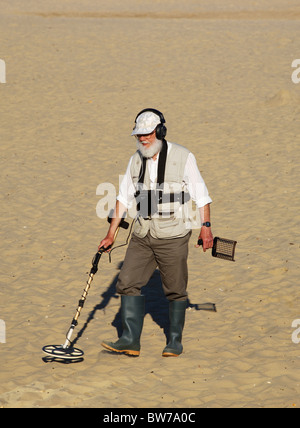 Rilevamento di metallo sulla spiaggia di Bournemouth, Bournemouth, Inghilterra Foto Stock