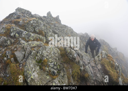 Femmina affrontare walker Halls cadde sulla cresta Blencathra/a doppio spiovente nella nebbia, Lake District, Cumbria Foto Stock