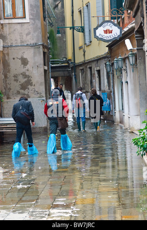 Improvvisato calzature impermeabili durante un'acqua alta a Venezia, Italia Foto Stock