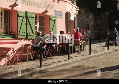 Le persone aventi il pranzo al cafè si affacciava sulla strada a Parigi Foto Stock