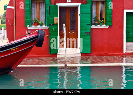 Acqua Alta sull'isola di Burano nella laguna di Venezia Foto Stock