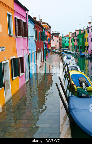 Acqua Alta sull'isola di Burano nella laguna di Venezia Foto Stock