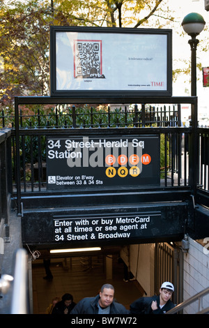 Un annuncio pubblicitario per la rivista Time con un QR codice a barre sia visibile su un ingresso della metropolitana di New York Foto Stock