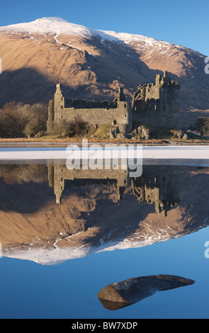 Kilchurn Castle guardando attraverso un parzialmente congelati Loch Awe - Scozia. Foto Stock