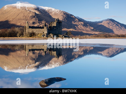 Kilchurn Castle guardando attraverso un parzialmente congelati Loch Awe - Scozia. Foto Stock