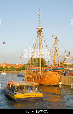 Storico di nave a vela Matteo di Bristol e dei traghetti del porto, Floating Harbour, Bristol, Inghilterra, Regno Unito Foto Stock