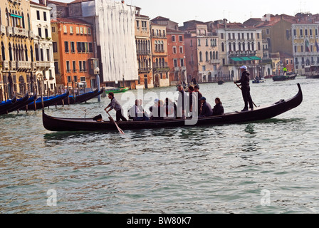 Un servizio pubblico di gondola o traghetto attraversando il Grand Canal, Venezia Foto Stock