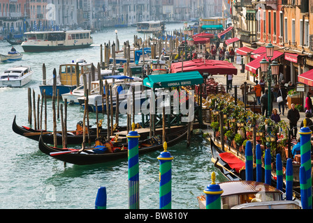 Una trafficata scena vicino al Ponte di Rialto sul Canal Grande di Venezia Foto Stock