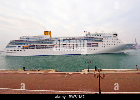 La nave da crociera Costa Victoria entrando in porto di Venezia su un inverno mattina Foto Stock