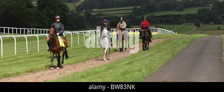 Le donne e i membri del Wye Valley Riders Club potranno trascorrere una giornata educativa all'ippodromo di Chepstow, Galles. Foto Stock