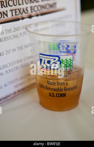 Mais biodegradabile tazza di plastica fatta di polilattide (PLA) riempito con tè freddo sul piano portapaziente Foto Stock