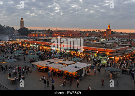 Marrakech marocco - la famosa Djemaa El-Fná la piazza del mercato di Marrakech al tramonto di sera presto Foto Stock