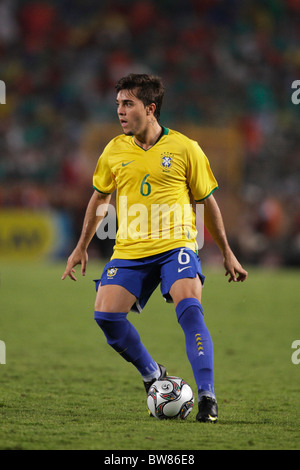 CAIRO - 16 OTTOBRE: Diogo del Brasile sul pallone durante la finale della Coppa del mondo FIFA U-20 contro il Ghana il 16 ottobre 2009 allo Stadio Internazionale del Cairo, in Egitto. Solo per uso editoriale. Nessuna spinta all'utilizzo dei dispositivi mobili. Uso commerciale vietato. (Fotografia di Jonathan Paul Larsen / Diadem Images) Foto Stock