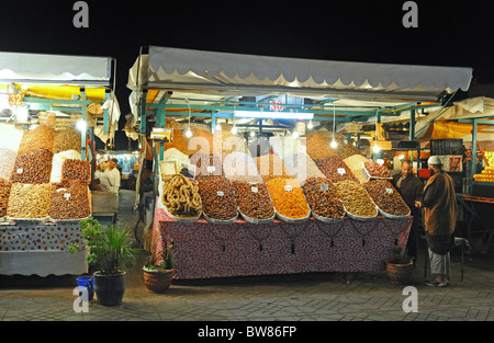 Marrakech marocco - frutta secca fichi e date in vendita in una fase di stallo nel famoso Djemaa El-Fná la piazza del mercato di Marrakech Foto Stock