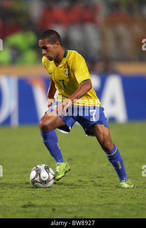 Alex Teixeira del Brasile controlla la sfera durante il FIFA U-20 finale di Coppa del Mondo contro il Ghana Ottobre 16, 2009 Foto Stock