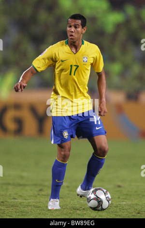 CAIRO - 16 OTTOBRE: Souza del Brasile in azione durante la finale della Coppa del mondo FIFA U-20 contro il Ghana il 16 ottobre 2009 allo Stadio Internazionale del Cairo al Cairo, Egitto. Solo per uso editoriale. Nessuna spinta all'utilizzo dei dispositivi mobili. Uso commerciale vietato. (Fotografia di Jonathan Paul Larsen / Diadem Images) Foto Stock