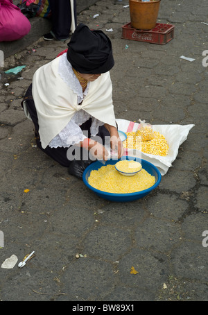 Donna di mais di vendita nel mercato di Otavalo, Imbabura, Ecuador Foto Stock