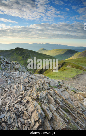 La vista dalla cima della testa Hopegill, guardando indietro lungo il sentiero verso Causey Pike nel Lake District inglese Foto Stock