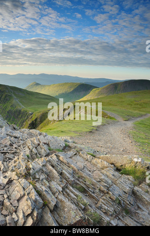 La vista dalla cima della testa Hopegill, guardando indietro lungo il sentiero verso Causey Pike nel Lake District inglese Foto Stock