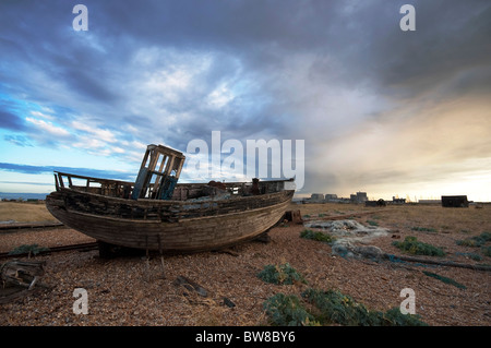 Abbandonato vecchia barca da pesca sulla spiaggia di Dungeness, Kent REGNO UNITO Foto Stock