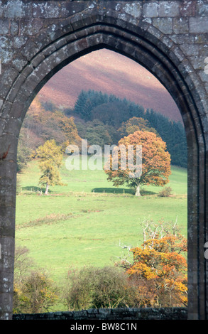 Vista attraverso il passaruota Llanthony Priory agli alberi di colore di autunno Monmouthshire South Wales UK Foto Stock