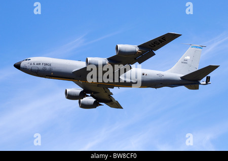 Boeing KC-135R Stratotanker azionato dalla US Air Force arrampicata fuori dal take off dopo da RAF Fairford Foto Stock