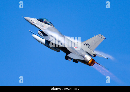 F-16AM Fighting Falcon jet fighter azionato dalla Royal Netherlands Air Force arrampicata con piena afterburner dopo il decollo Foto Stock