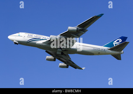 Boeing 747 operati da Air New Zealand arrampicata fuori dopo il decollo dall'Aeroporto di Londra Heathrow Foto Stock