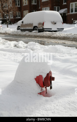 Coperta di neve cortile anteriore idrante di fuoco street e auto suv in inverno nelle vicinanze Foto Stock