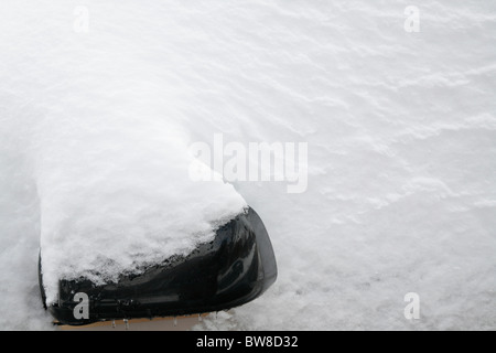 Coperta di neve SUV la finestra Auto in inverno con folden specchio in mostra Foto Stock