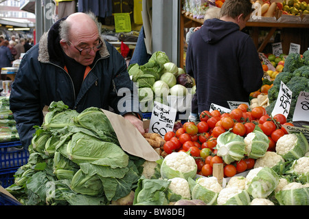 Navigare per la frutta e la verdura al mercato di Bury Foto Stock