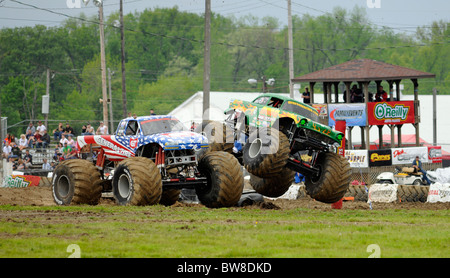 Monster Truck freestyle a 4x4 Off-Road Jamboree Monster Truck Show a Lima, Ohio. Foto Stock