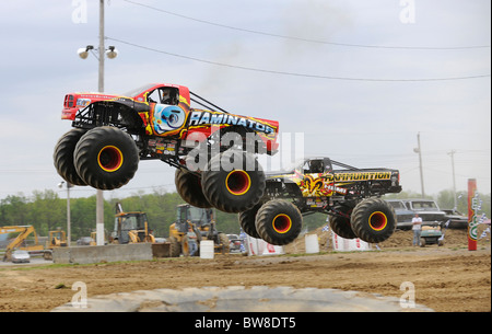 Monster Trucks al freestyle a 4x4 Off-Road Jamboree Monster Truck Show a Lima, Ohio. Foto Stock