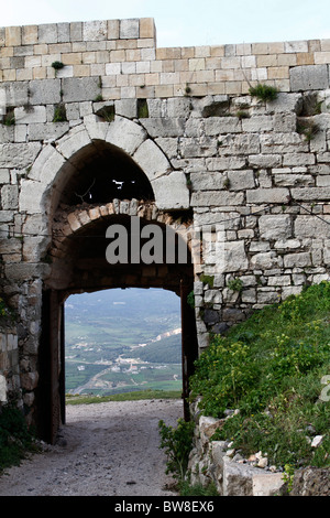 Guardando fuori dall'interno Krac du Chevalier castello ( castello dei cavalieri) in Homs Governatorato, Siria. Foto Stock