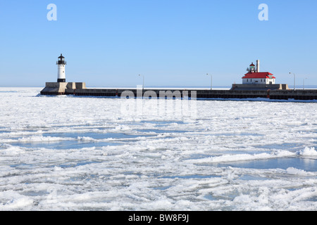 Il molo nord faro (l) e Sud frangionde Faro (r) a Duluth, Minnesota su un giorno d'inverno. Foto Stock