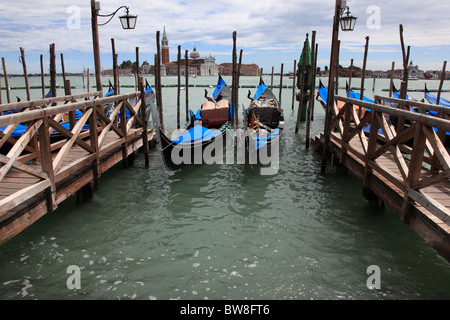 Gondole sulla laguna presso la Piazza di San Marco a Venezia, Italia. Foto Stock
