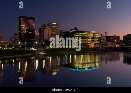 Gli accordi di Dayton città al crepuscolo. Gli accordi di Dayton, Ohio, Stati Uniti d'America. Include chiave logo della banca e aggiunto cura edificio di origine. Foto Stock