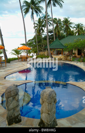 Poincianna Resort nel villaggio tropicale di Tejakula, Bali, Indonesia. Un luogo idillico con una splendida piscina e giardino. Foto Stock