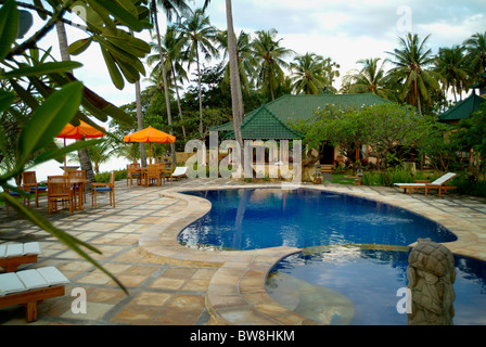 Poincianna Resort nel villaggio tropicale di Tejakula, Bali, Indonesia. Un luogo idillico con una splendida piscina e giardino. Foto Stock