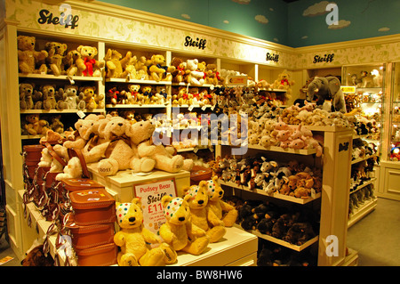 Orso Steiff giocattoli morbidi in Hamley il negozio di giocattoli, Regent Street, West End, la City of Westminster, Greater London, England, Regno Unito Foto Stock