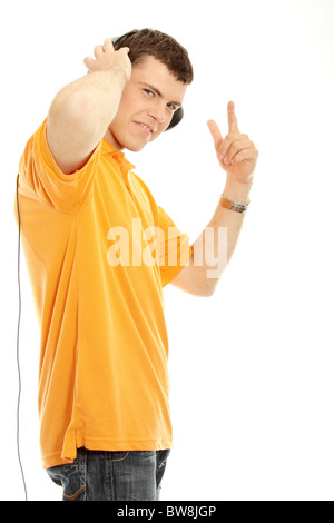 Uomo con cuffie listenting di musica Foto Stock