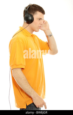 Uomo con cuffie listenting di musica Foto Stock