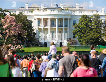 La folla di turisti guardando il lato sud della casa bianca dall'ellisse in primavera. Washington D.C. Stati Uniti d'America U.S.A. Foto Stock