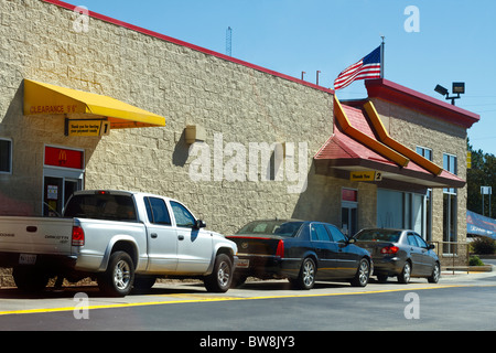 Tre vetture attendere in linea ad un McDonald's Drive-Thru in una limpida giornata di caduta in Carolina del Sud, Stati Uniti d'America. Foto Stock