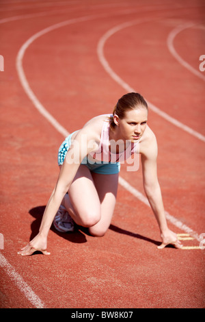 Immagine del giovane femmina pronta per iniziare a correre durante la maratona Foto Stock