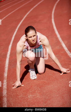 Immagine di impronta sportiva femmina pronta per iniziare a correre durante la maratona Foto Stock